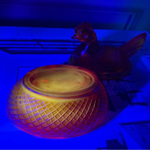 Vibrant Vintage Amberina Red Glass Hen on a Nest GLOWS - Picture 3 of 10